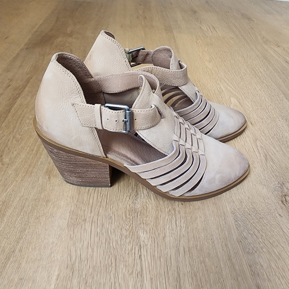 Caslon Sadie Tan Perforated Leather Cut Out Heels Women's size 8.5 - Picture 3 of 5